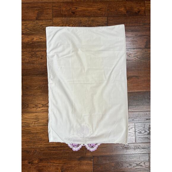 Vintage Linens - Pair of Embroidered Pillowcases - Purple Crochet Doilies - Picture 5 of 5